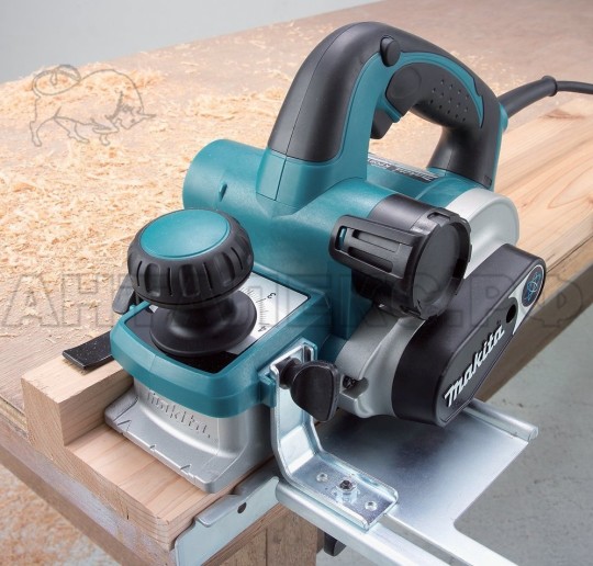 Рубанок Makita KP0810CK 1050Вт 12000об/мин шир.82мм толщ.0-4мм