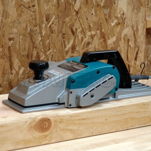 Рубанок Makita 1806 В